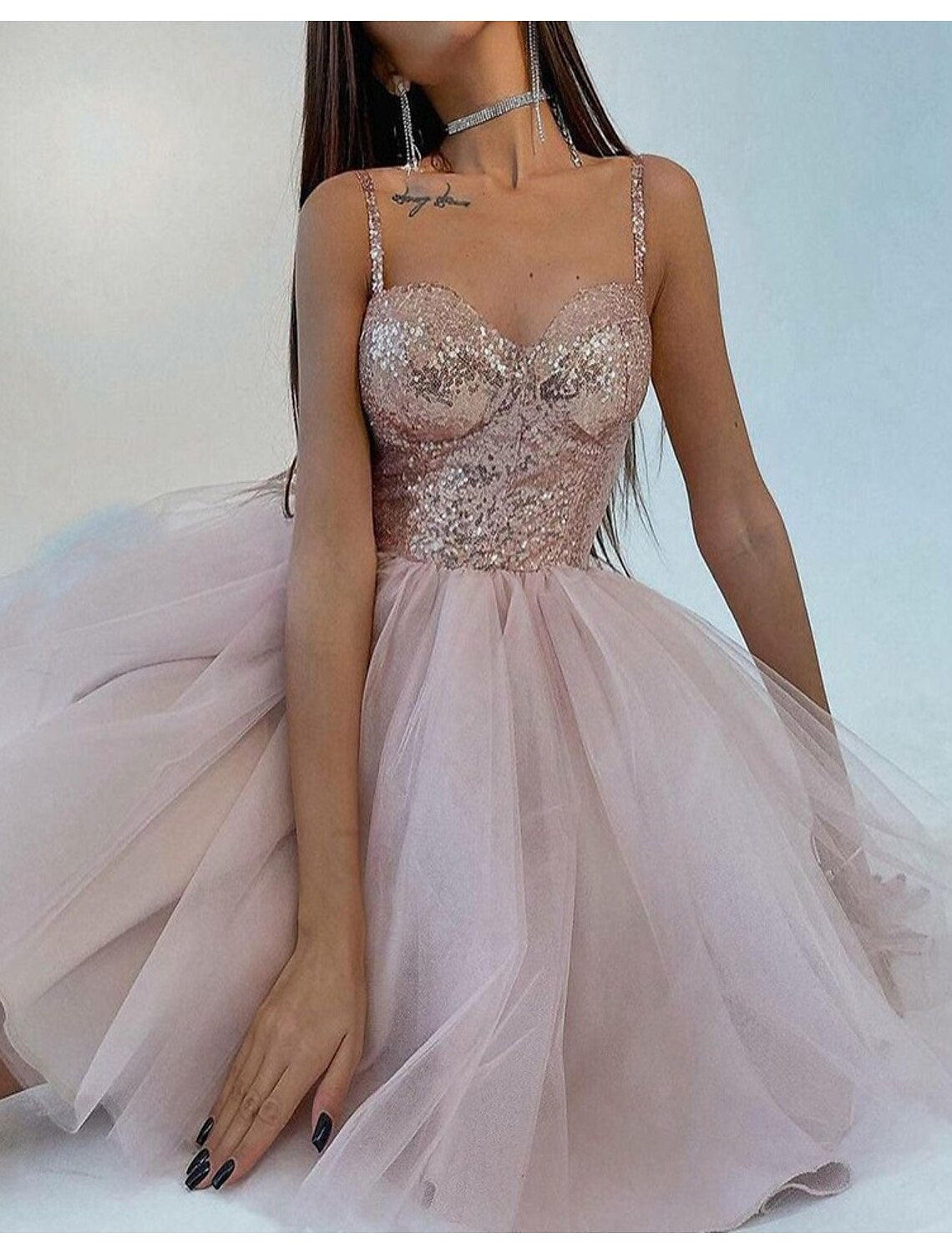 Vestido de fiesta de cóctel, línea A, brillante, con vuelo, tirantes finos, manga corta, largo hasta la rodilla, tul con lentejuelas en capas, 2025